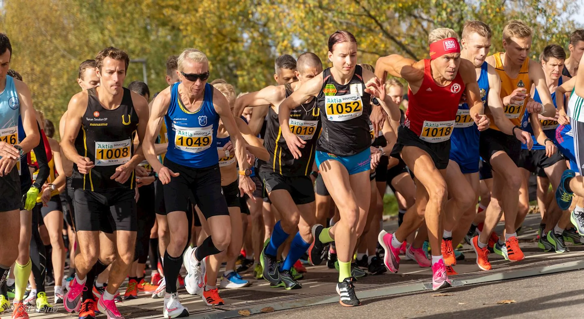 This image shows a group of runners at the start of a race. They are