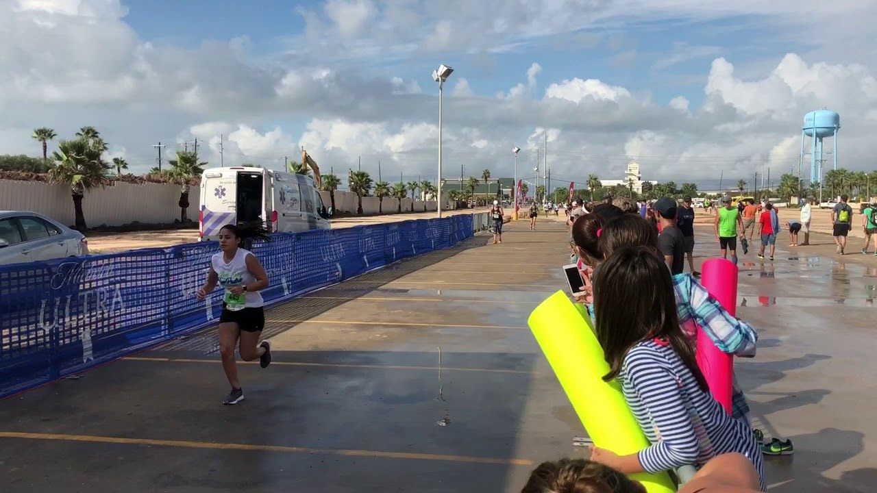 Candi Ramírez finishing SPI Half Marathon 11-2017