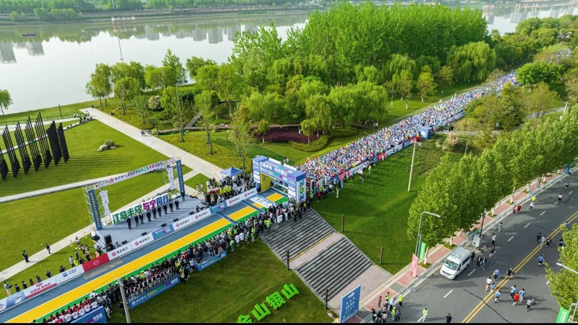 This image depicts a large outdoor event, specifically a running event, likely a marathon