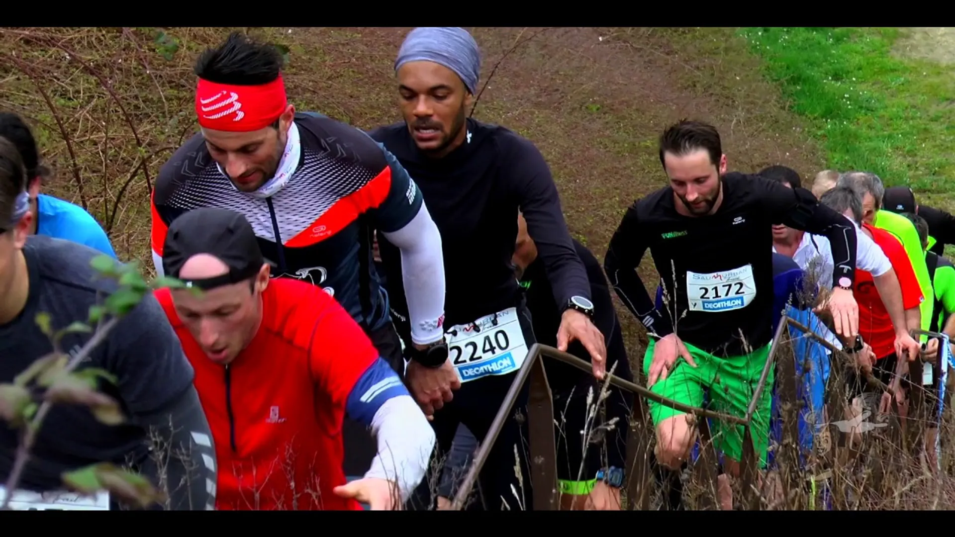 The image shows a group of people participating in an outdoor running event, which seems