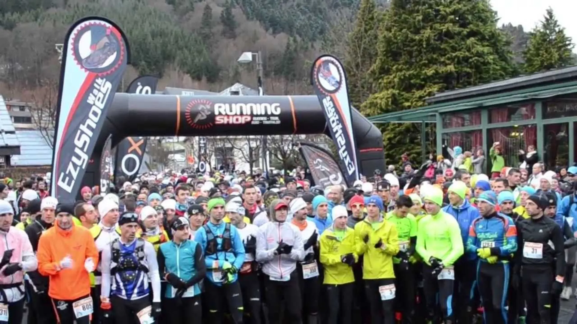 The image shows a group of people gathered for what appears to be a running event