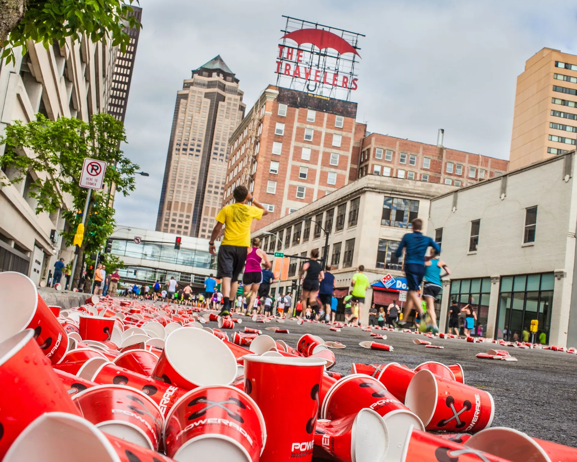 In the image, there is a street scene capturing a running event, most likely