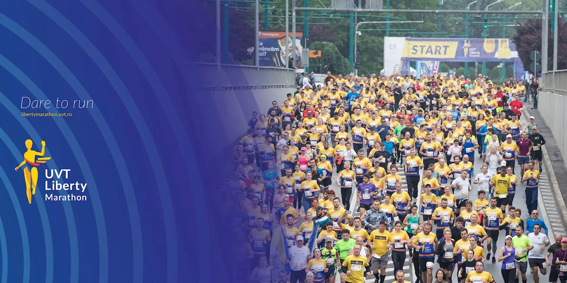 The image shows a large group of runners at the start line of a marathon.