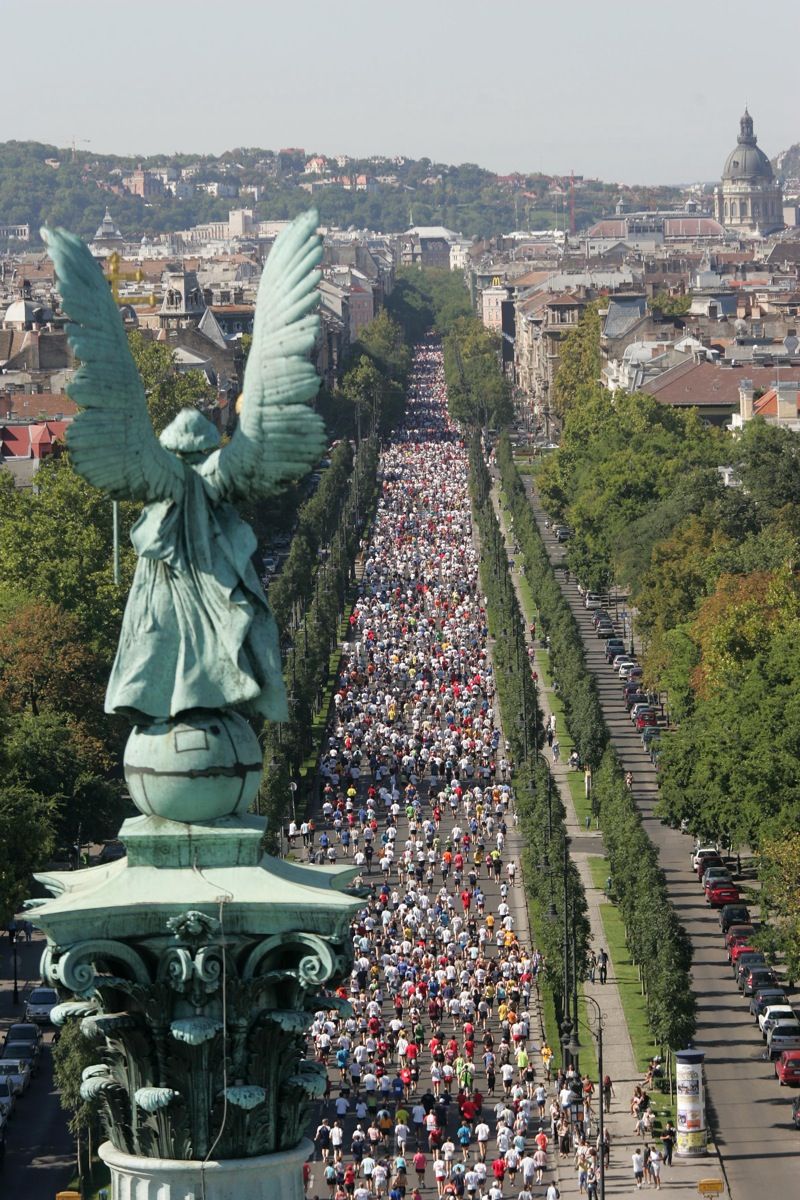 Budapest Marathon Runners - Parliament