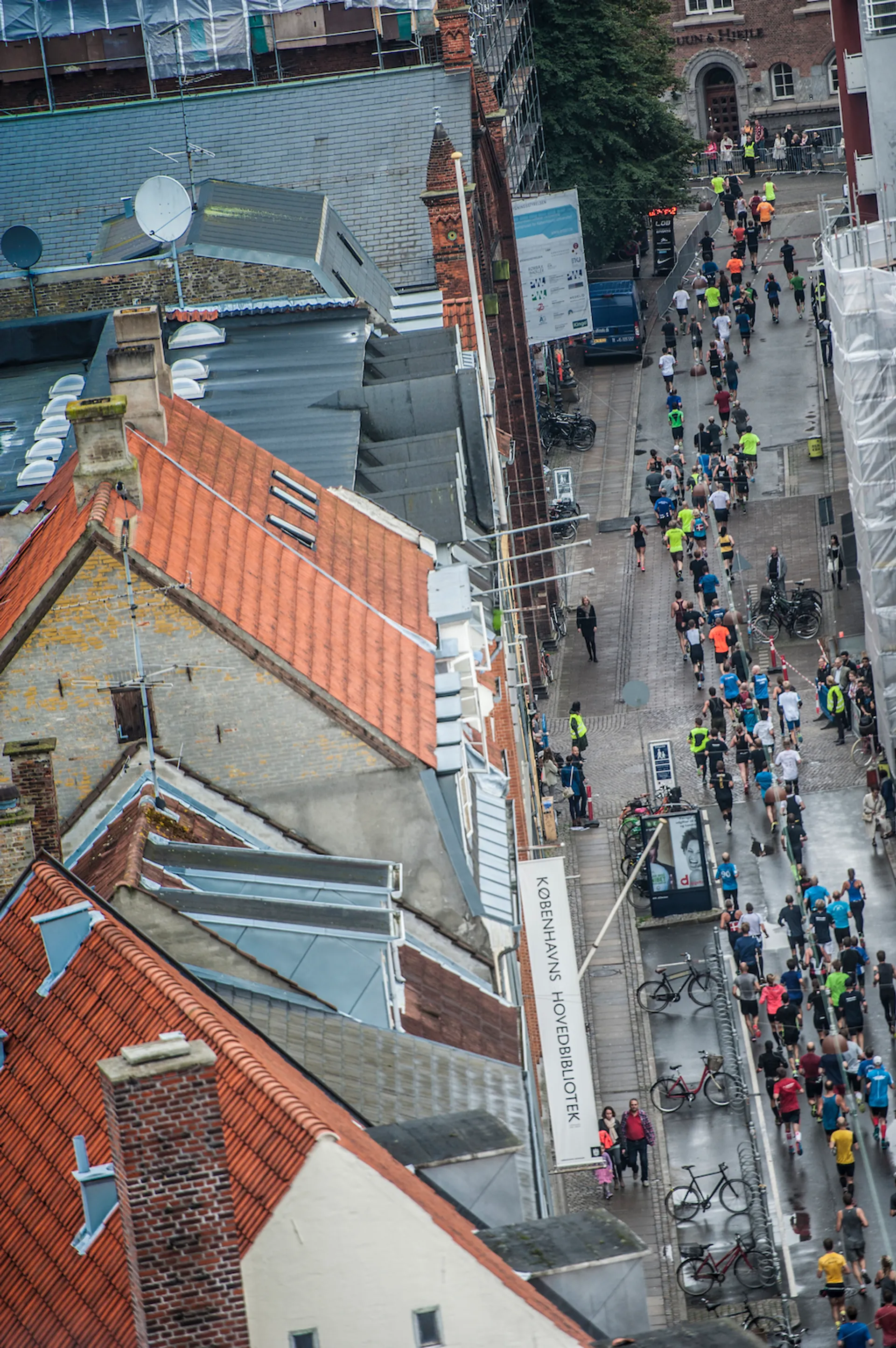 In this image, you can see an aerial or high angle view of a street