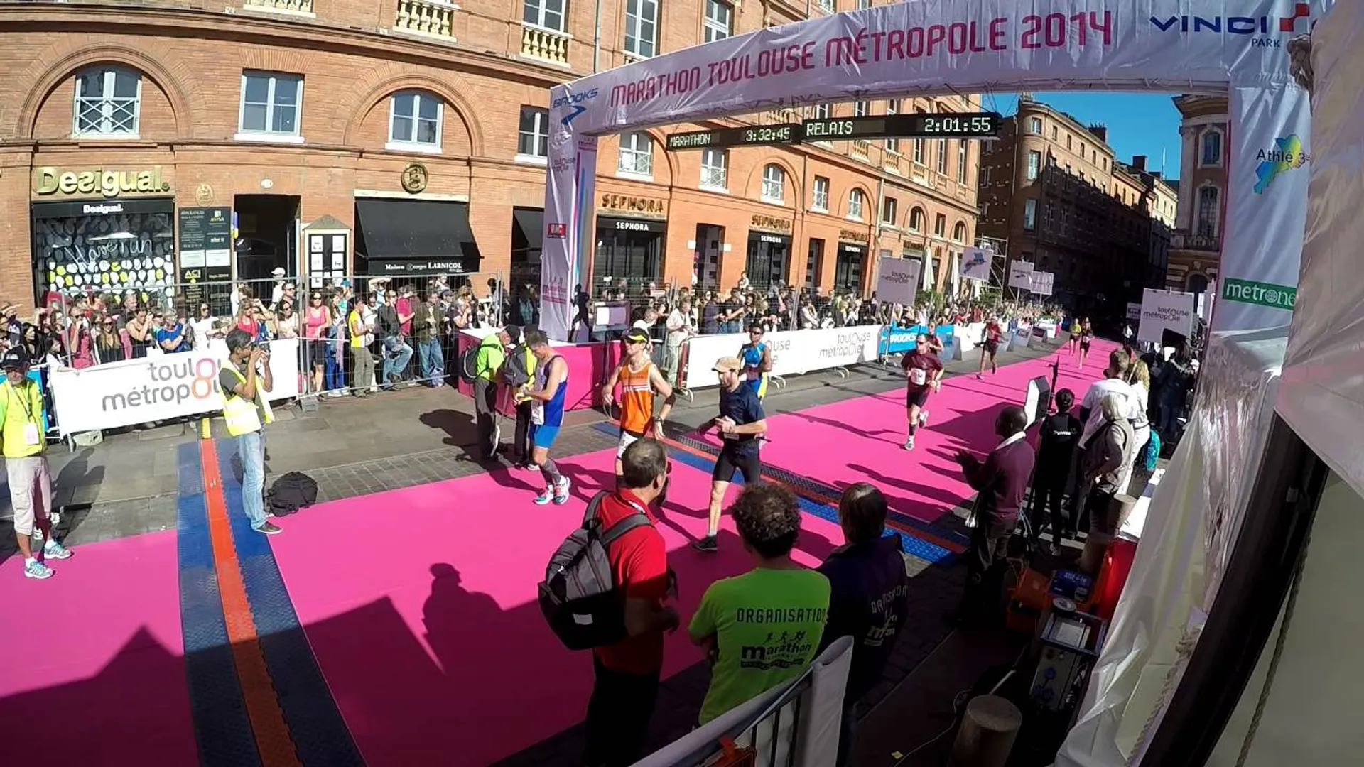 The image shows a marathon event, specifically the "Marathon Toulouse Métrop