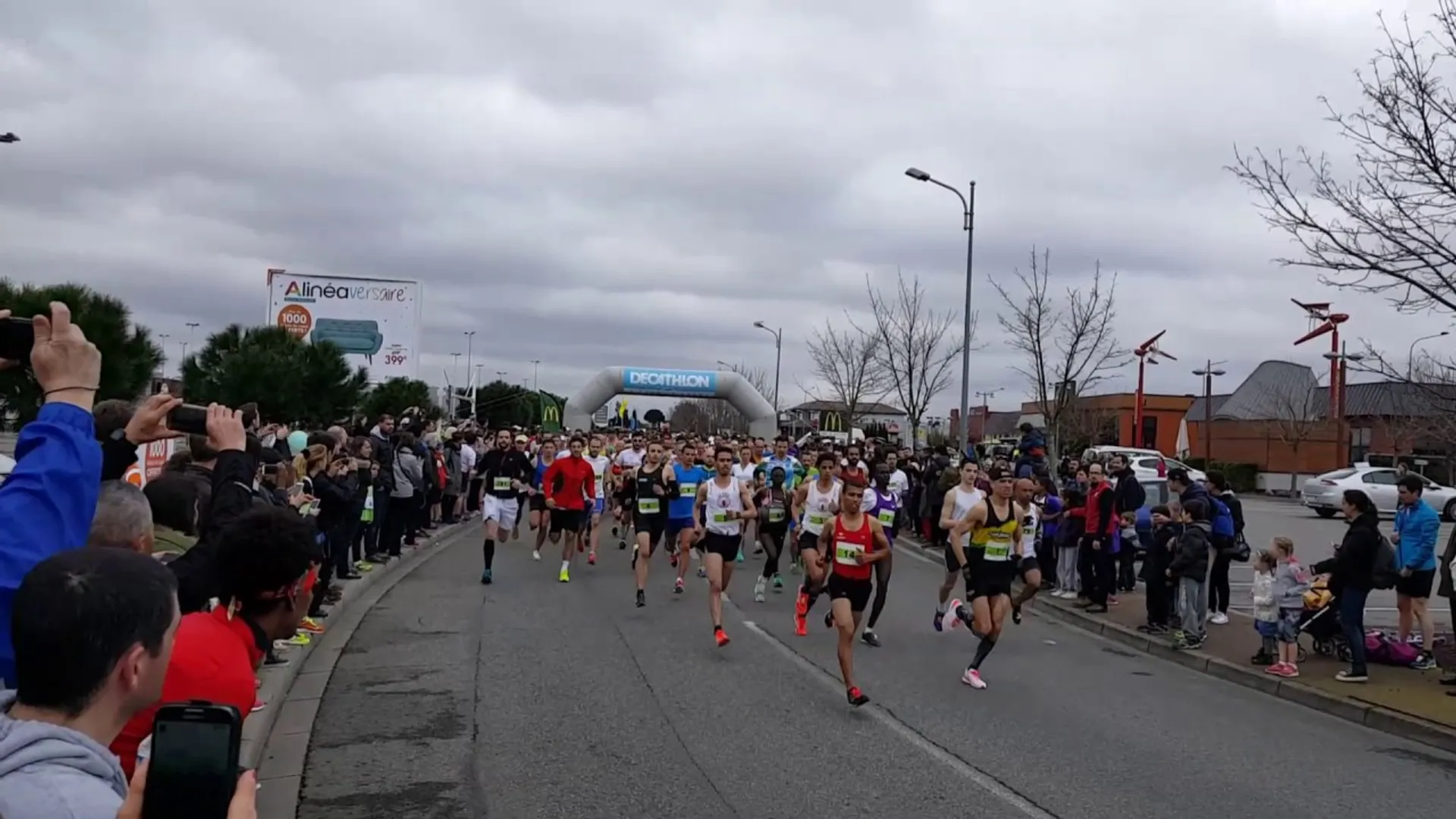 In the image, there appears to be a running event, possibly a marathon or