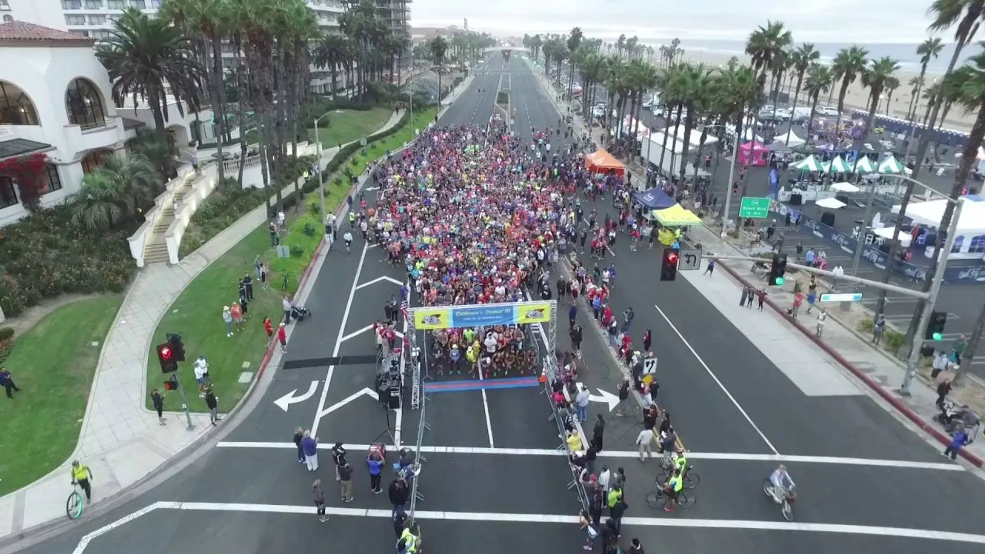 The image shows a large crowd of people who seem to be participating in a running
